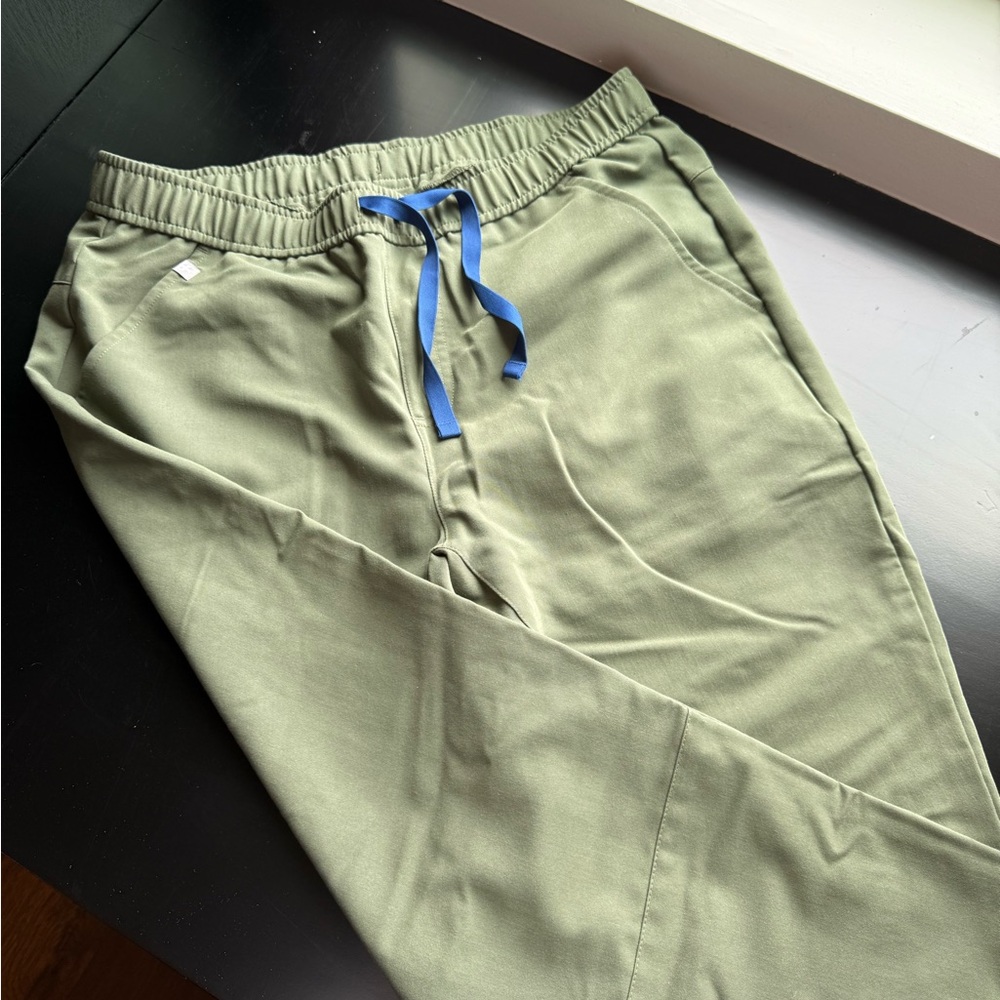 Figs scrubs olive green men’s medium jogger